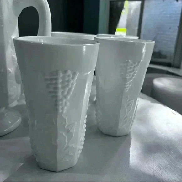 Vintage Westmoreland Milk‎ Glass Pitcher Embossed Grapes Vine set + 8 cups - Picture 6 of 9